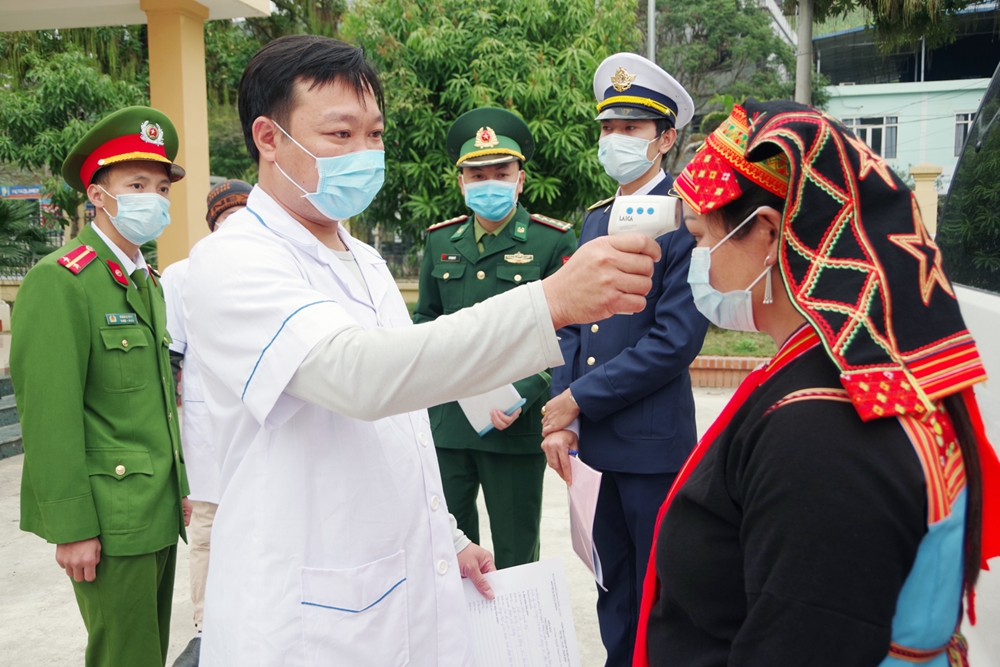 Đồn BPCK Ma Lù Thàng, BĐBP Lai Châu phối hợp lực lượng chức năng kiểm tra thân nhiệt cho người dân. Ảnh: Đức Duẩn.